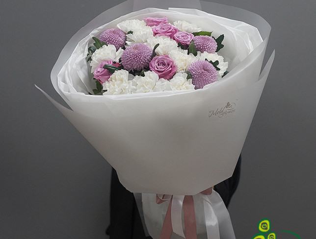 Buchet cu garoafe  albe, trandafiri mov și crizantemă momoka foto